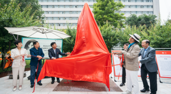 西北高等教育奠基人、中国现代医学先驱徐诵明雕像在乐动平台官网落成 西北高等教育奠基人、中国现代医学先驱徐诵明雕像在乐动平台官网落成