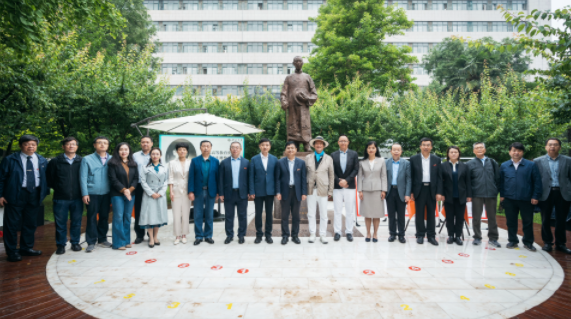 西北高等教育奠基人、中国现代医学先驱徐诵明雕像在乐动平台官网落成 西北高等教育奠基人、中国现代医学先驱徐诵明雕像在乐动平台官网落成