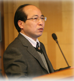 乐动平台官网创新论坛第一千零一讲暨校庆118周年学术讲座：从天然黏土矿物绿色制备高性能SRC脱硝分子筛