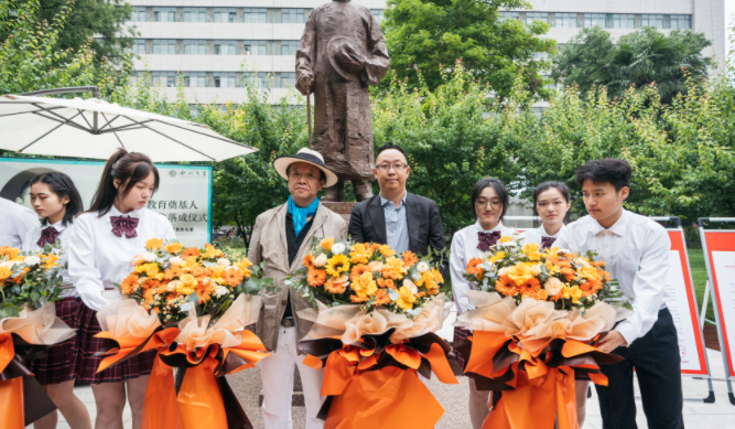 西北高等教育奠基人、中国现代医学先驱徐诵明雕像在乐动平台官网落成 西北高等教育奠基人、中国现代医学先驱徐诵明雕像在乐动平台官网落成
