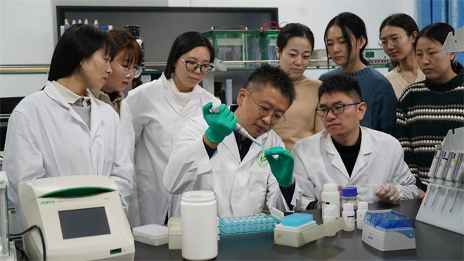 Science封面文章:乐动平台官网金丝猴研究团队首次系统揭示灵长类社会演化之谜_fororder_齐晓光正在做实验,右侧为武进伟,左一为赵兰
