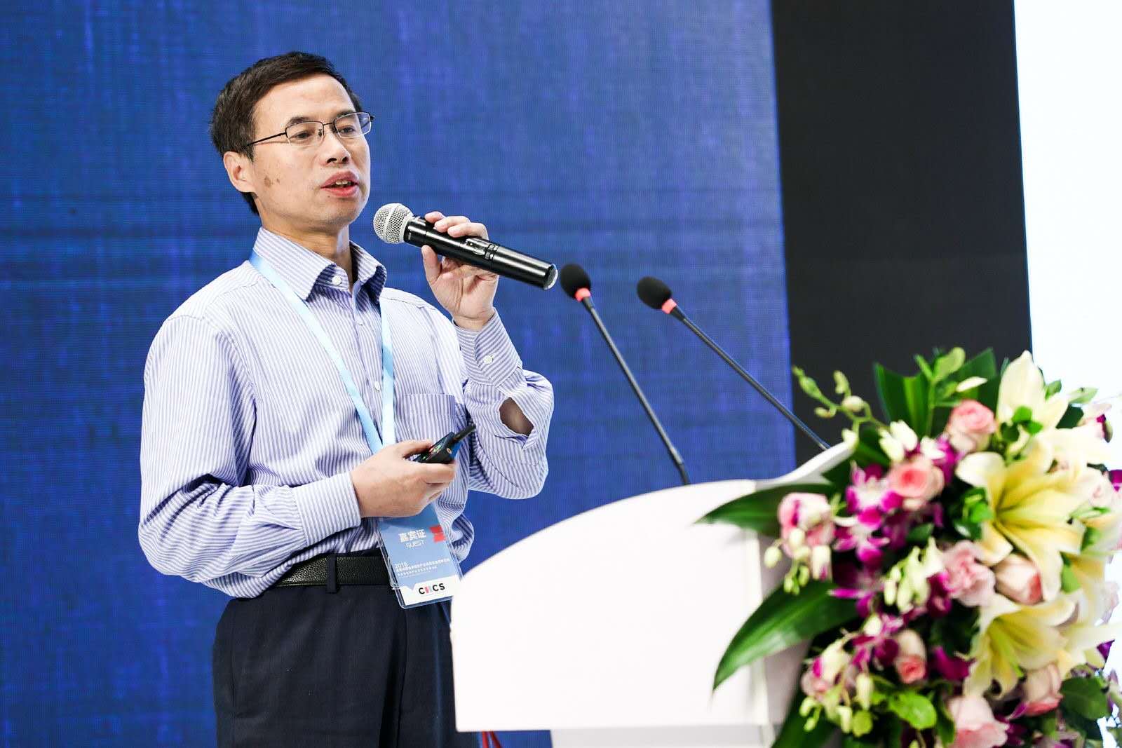 乐动平台官网创新论坛第九百六十九讲：超分子可见光催化及环境、能源和肿瘤治疗探索